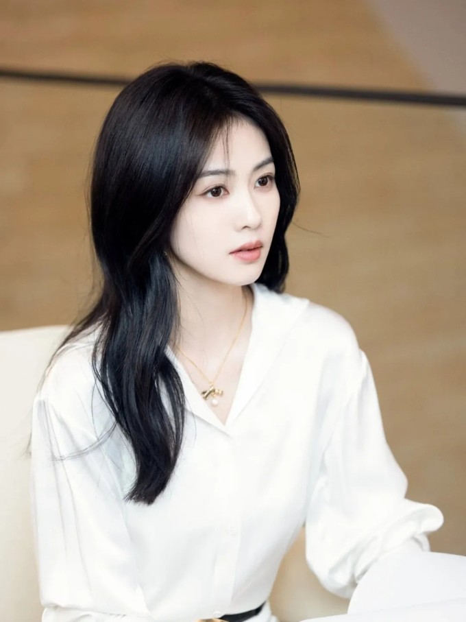 Bạch Lộc nổi tiếng trong làng giải trí Hoa ngữ với nước da trắng mịn, không thấy lỗ chân lông. Ảnh: Instagram bmybailublue
