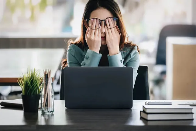Triệu chứng điển hình của chảy máu dưới nhện do vỡ phình mạch não được mô tả là “cơn đau đầu tồi tệ nhất trong cuộc đời”. Cơn đau khởi phát đột ngột, dữ dội và nhanh chóng đạt đến mức tối đa (thường gọi là đau đầu sét đánh). Ảnh minh họa: Internet