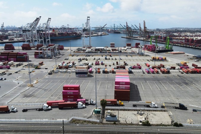Container tại cảng Los Angeles (California) ngày 5/5. Ảnh: Reuters