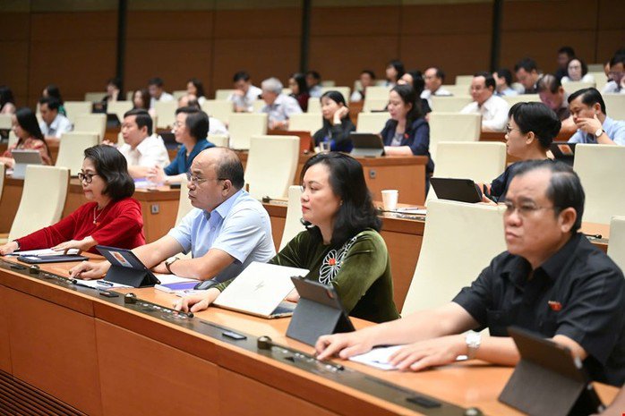 Các đại biểu Quốc hội biểu quyết thông qua luật sáng 16-6. Ảnh: Phạm Thắng