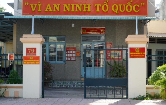 Tại trụ sở Công an phường Mỹ Phú, cảnh sát đang làm việc với người nhận là tài xế xe Jeep gây tai nạn. Ảnh: Ngọc Tài