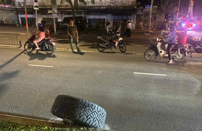 Một bánh xe văng ra giữa đường, cách vị trí ôtô dừng sau tai nạn gần 50 m. Ảnh: Đình Văn