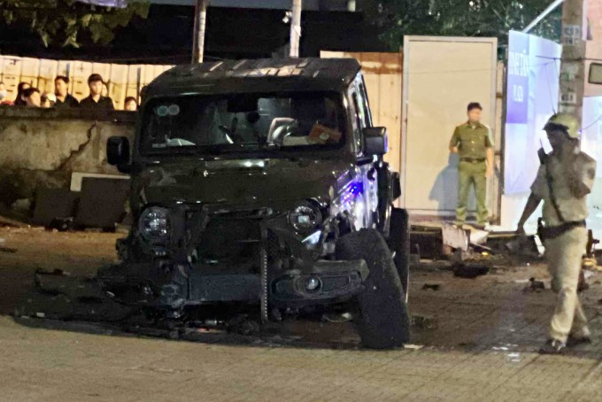 Xe Jeep gãy trục trước, một bánh văng ra xa, tối 15/6. Ảnh:&nbsp;Đình Văn