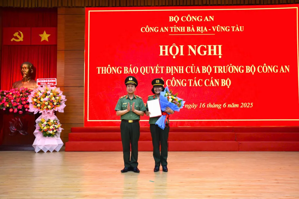 Thiếu tướng Phạm Quang Tuyển, Phó Cục trưởng Cục tổ chức cán bộ trao quyết định và chúc mừng Đại tá Trần Thị Kim Phụng, Phó Giám đốc công an Bà Rịa - Vũng Tàu. Ảnh: TT