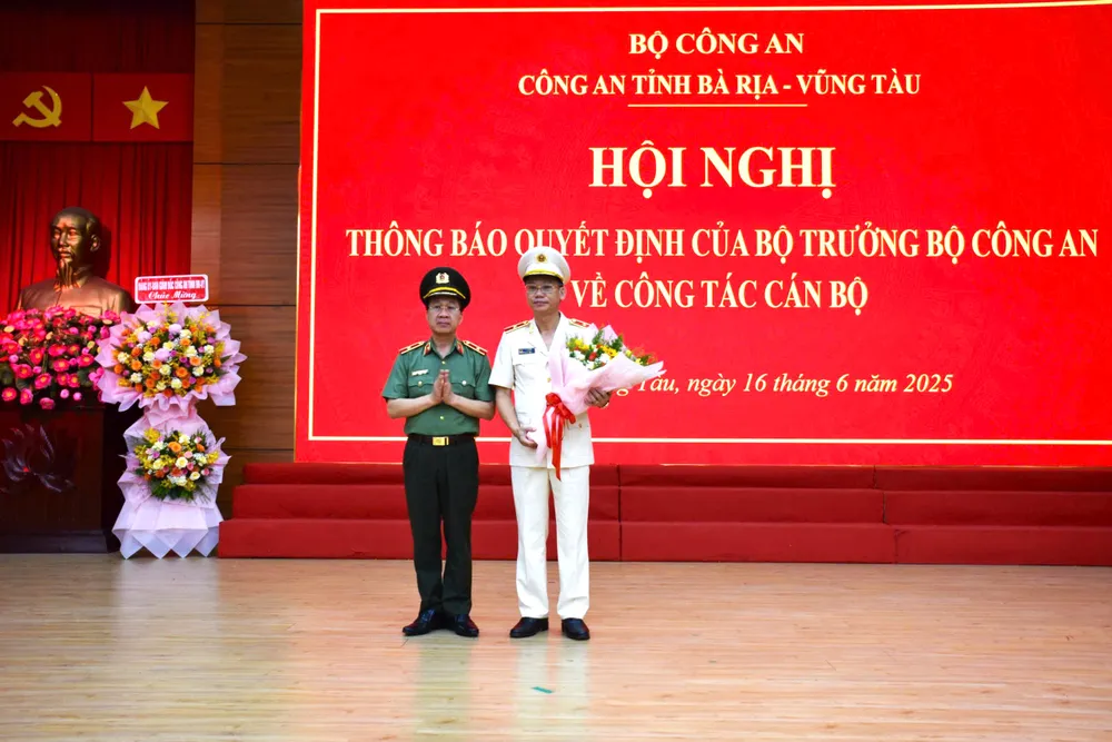 Thiếu tướng Vũ Như Hà, Giám đốc công an tỉnh Bà Rịa - Vũng Tàu (bên phải ảnh) được điều động làm giám đốc công an tỉnh Tây Ninh. Ảnh: T.TRUNG
