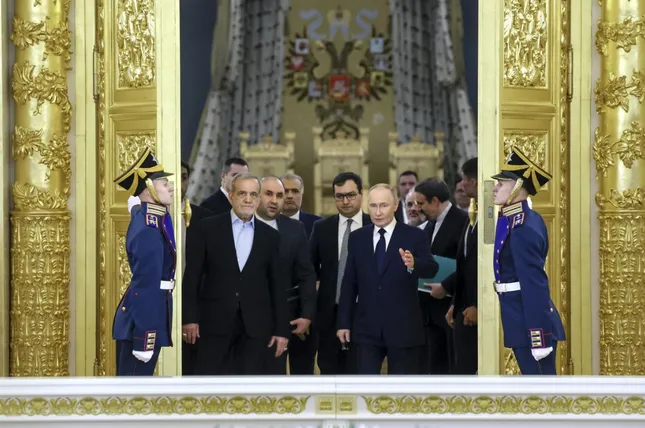 Tổng thống Nga Vladimir Putin và Tổng thống Iran Masoud Pezeshkian đến dự lễ ký kết thỏa thuận song phương tại Điện Kremlin, ngày 17/1. (Ảnh: Sputnik)