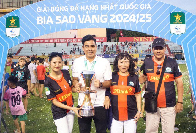 HLV Việt Thắng nâng cúp vô địch cùng CLB Ninh Bình ở giải hạng Nhất 2024/25