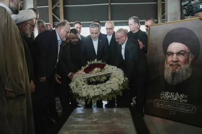Ngày 3/6/2025, Bộ trưởng Ngoại giao Iran Abbas Araghchi (giữa) đặt vòng hoa tại mộ ông Hassan Nasrallah - thủ lĩnh Hezbollah bị ám sát. (Ảnh: AP)