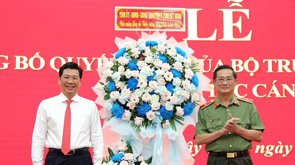 Ông Nguyễn Mạnh Hùng – Bí thư Tỉnh uỷ tặng hoa chúc mừng Thiếu tướng Nguyễn Văn Trãi.