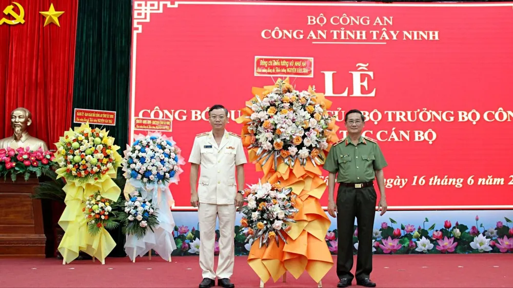 Thiếu tướng Vũ Như Hà (trái) và Thiếu tướng Nguyễn Văn Trãi tại buổi lễ.