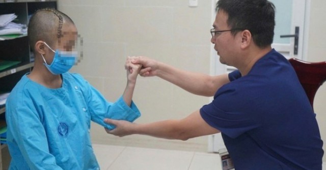 Nữ sinh 13 tuổi đột quỵ trong lúc tập văn nghệ