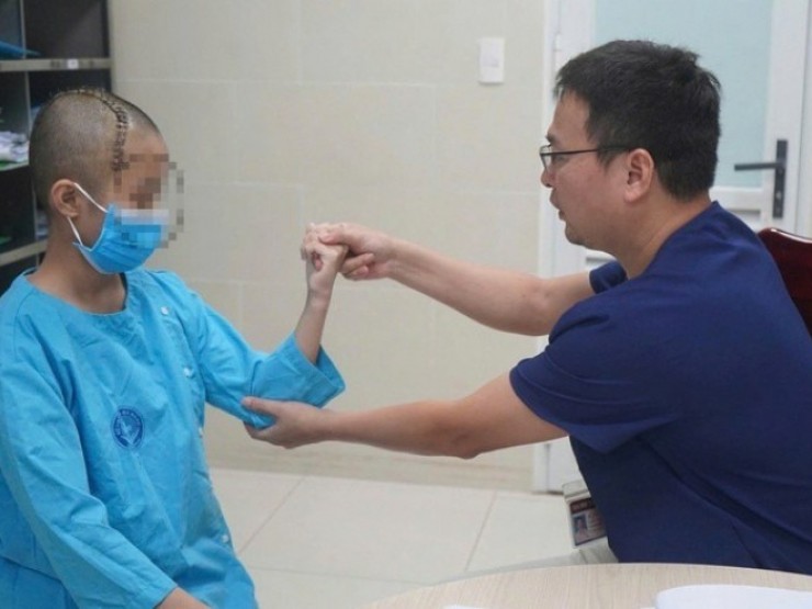 Nữ sinh 13 tuổi đột quỵ trong lúc tập văn nghệ
