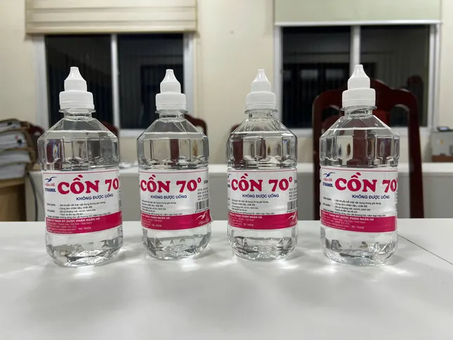 Cồn y tế bị thu giữ.