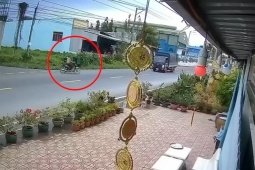 Clip: Sang đường ẩu không nhìn, xe máy bị ô tô đâm mạnh văng xuống đường