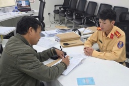 Lý do CSGT Lâm Đồng biểu dương tài xế 2 lần… vượt đèn đỏ