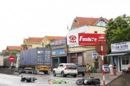 Quảng Bình: Va chạm xe máy, người đàn ông văng ra đường, bị xe container cán tử vong