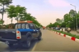 Xác minh ô tô biển xanh liên tục " tạt đầu " , chửi bới tài xế xe khác trên đường