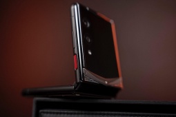 Cận cảnh smartphone màn hình gập chỉ có 99 chiếc trên toàn cầu