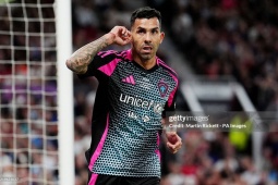 Cựu sao MU Tevez ghi 4 bàn ở Old Trafford, đáp trả khiêu khích từ fan " Quỷ đỏ "