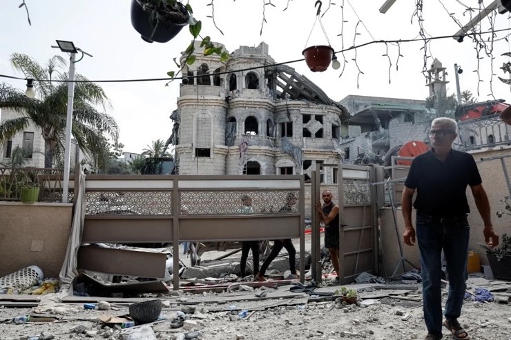 Các công trình ở Israel bị hư hại do tên lửa Iran đánh trúng. Ảnh: Reuters.