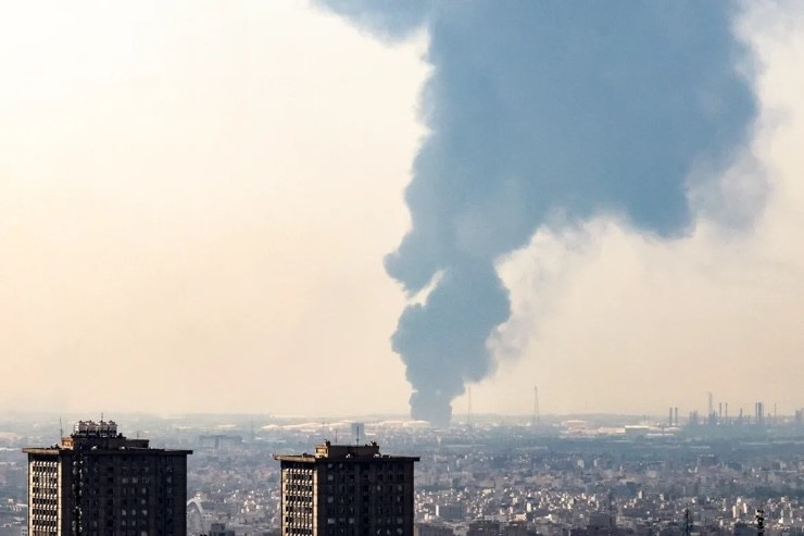 Khói bốc lên dữ dội tại cơ sở lọc dầu ở phía nam Iran sau đòn tấn công của Israel. Ảnh: AFP.