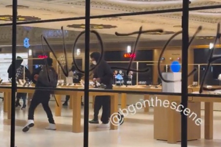 Apple khiến hàng tá iPhone bị hôi của biến thành "cục gạch"