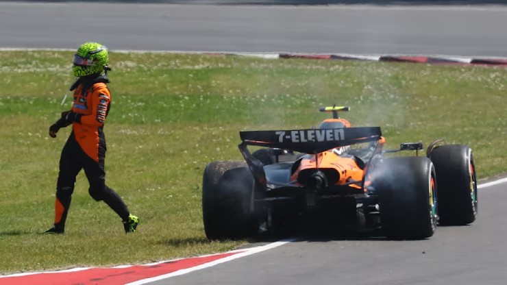 Lando Norris rời đường đua vì... va chạm với đồng đội