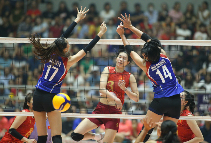 Thanh Thúy (số 3) được HLV của Kazakhstan ngợi khen sau trận bán kết AVC Cup 2025