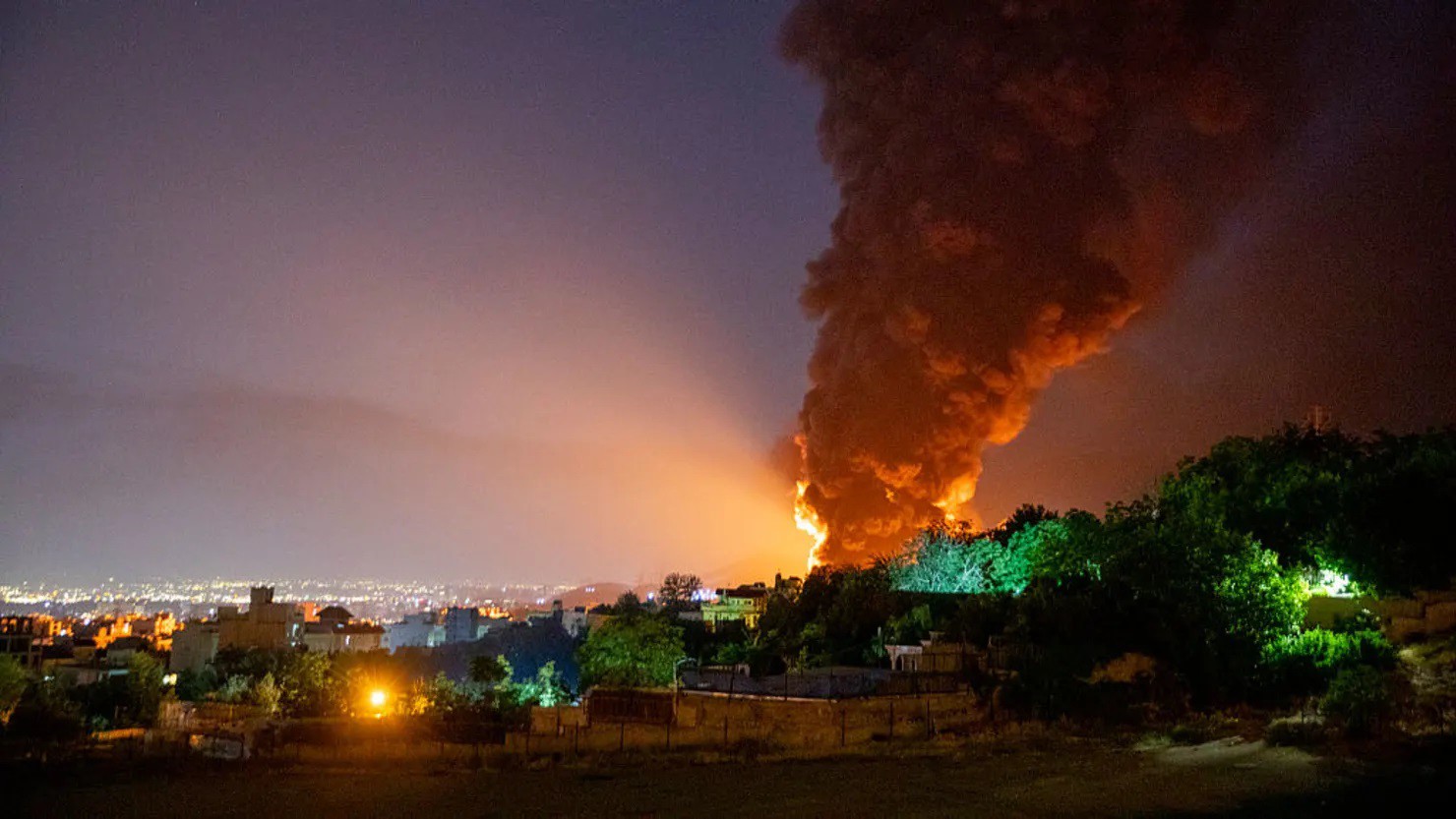 Lửa và khói bốc lên trời sau cuộc tấn công của Israel vào kho dầu Shahran vào ngày 15 tháng 6 năm 2025 tại Tehran, Iran.