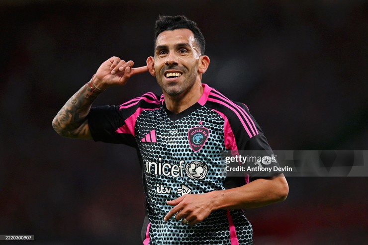 Tevez ghi bàn và ăn mừng đáp trả fan MU