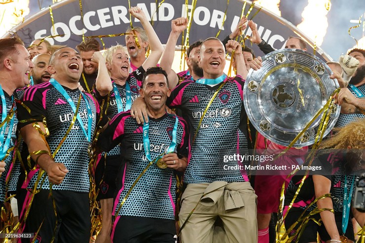 Tevez ăn mừng cùng đồng đội ở tuyển World XI sau trận giao hữu