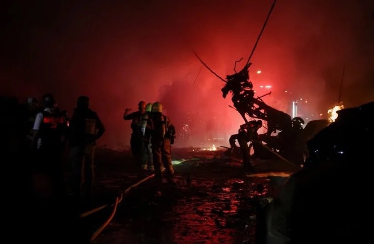 Iran được cho là đã chuyển sang nhắm tới hạ tầng điện lưới và cơ sở lọc dầu ở Israel. Ảnh: Reuters.