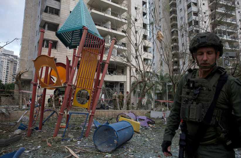 Khu vực tòa nhà chung cư ở Israel bị hư hại sau cuộc tập kích của Iran vào rạng sáng ngày 16/6. Ảnh: Reuters.