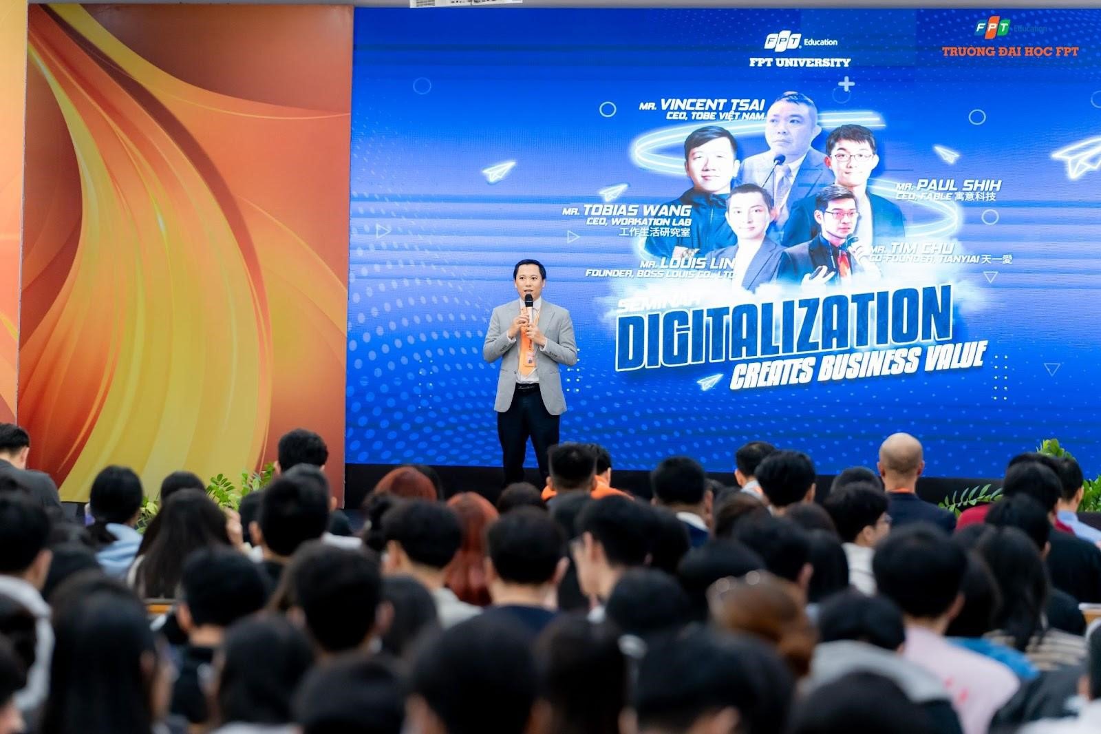 Đại diện trường đại học FPT thầy Nguyễn Trọng Luân phát biểu khai mạc