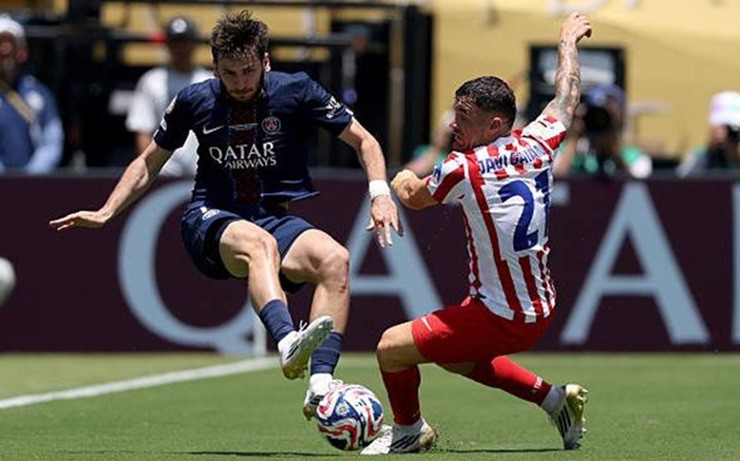 Khvicha Kvaratskhelia khiến hàng phòng ngự của Atletico Madrid gặp nhiều khó khăn