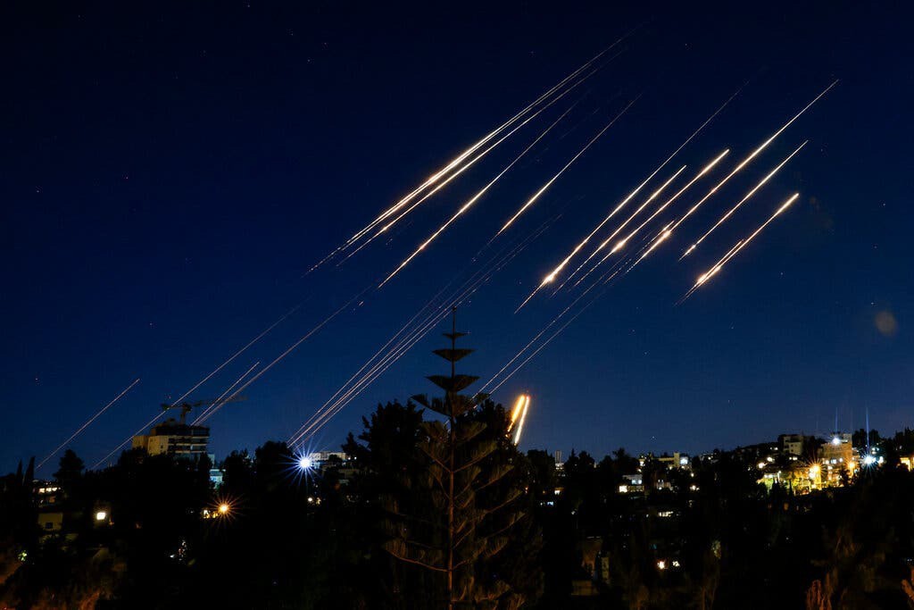 Tên lửa Iran nhắm vào Israel ngày 14/6. Ảnh: Getty