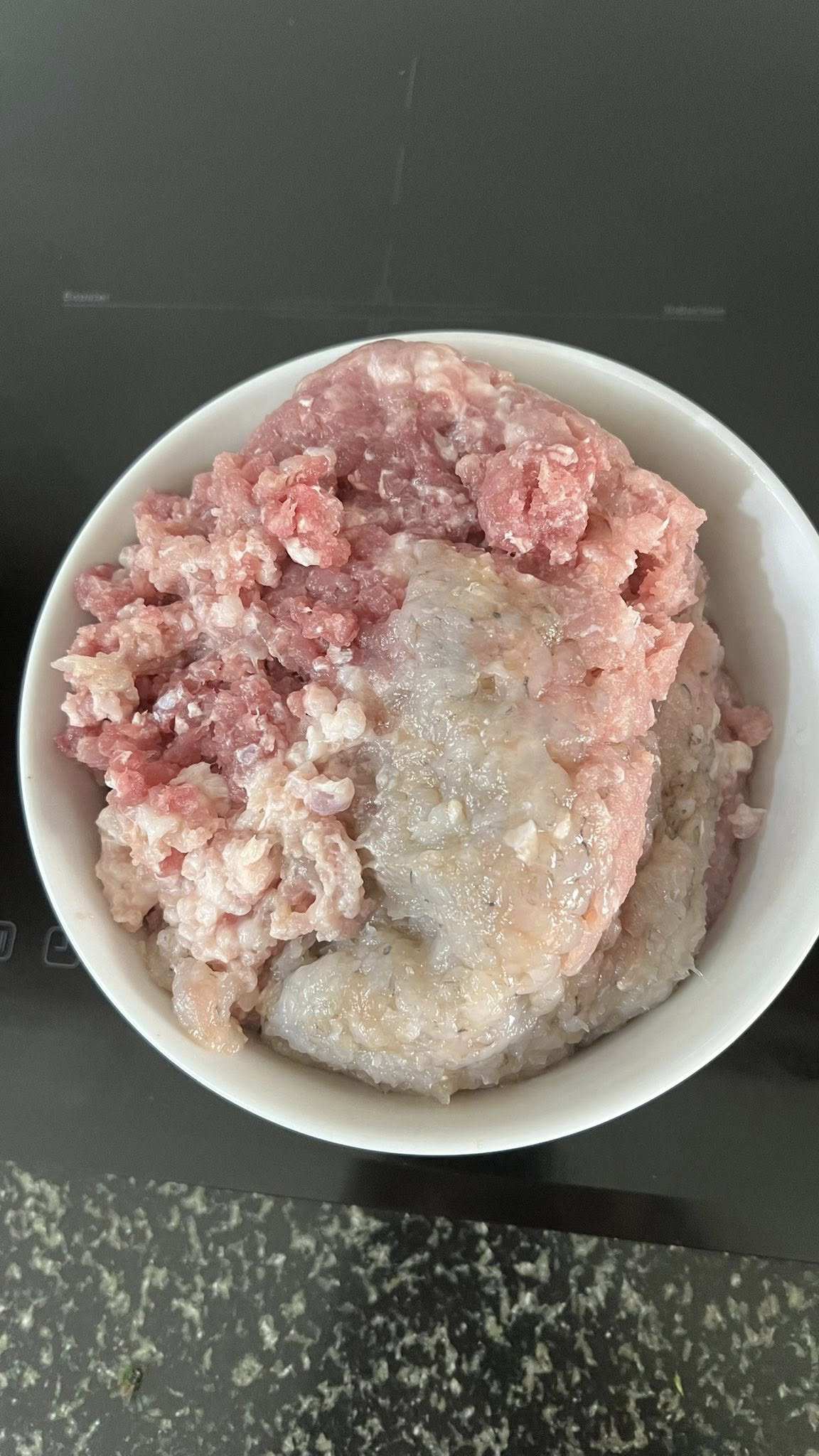 Xay nhỏ thịt và tôm tươi.