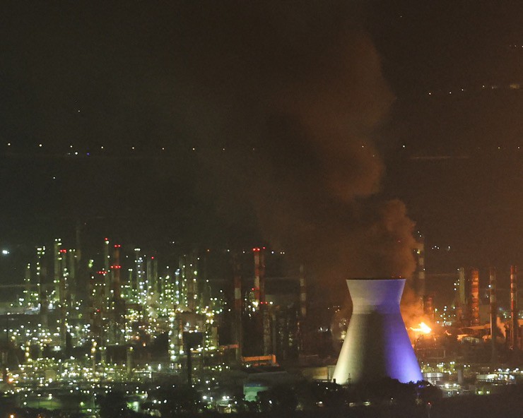 Khói bốc lên ở thành phố Haifa thuộc miền bắc Israel vào rạng sáng ngày 16/6. Ảnh: AFP.