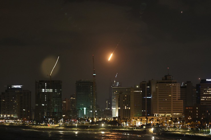 Tên lửa Iran vượt qua hệ thống phòng không Israel vào ngày 16/6. Ảnh: EPA.