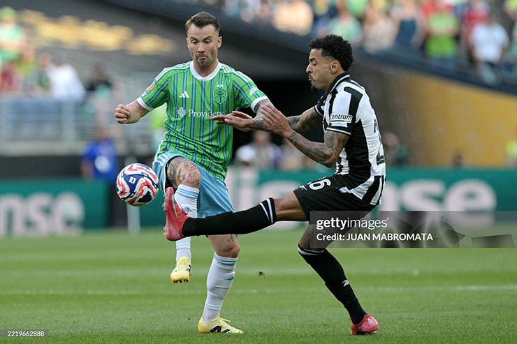Seattle Sounders (áo xanh) và Botafogo thi đấu quyết tâm
