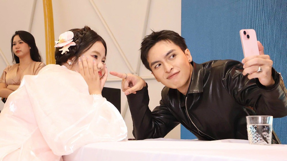 Fan mặc váy cưới, trang phục truyền thống Hàn Quốc, Thái Lan... đến fan meeting của Công Dương.
