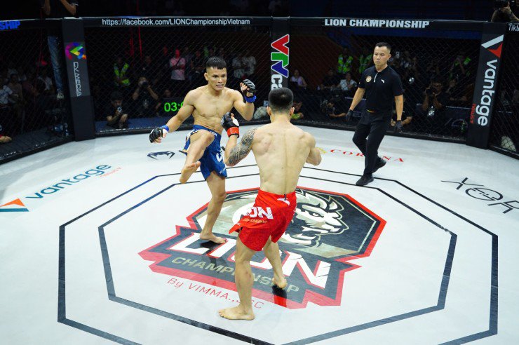 Trái với Văn Nam (quần đỏ), Văn Tuần (quần xanh) trước trận rất khiêm tốn và anh giành chiến thắng nhanh chóng