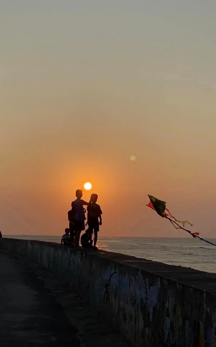 Khung cảnh bình yên ở đoạn con đường bích hoạ.