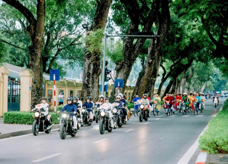 Đoàn xe mô tô Triumph Fika trong chương trình “Áo dài kết nối du lịch và di sản Hà Nội”. Ảnh NVCC.