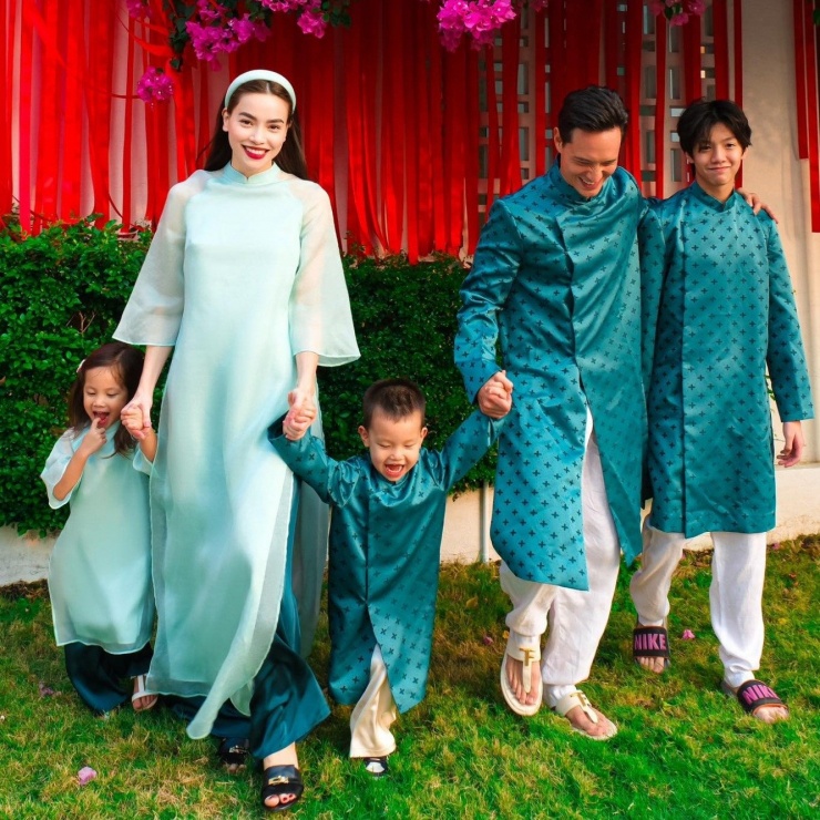 Hồ Ngọc Hà xây dựng hình ảnh mới sạch và đẹp bên gia đình. Ảnh: FBNV