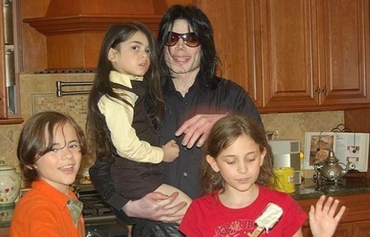 "Ông hoàng nhạc pop" Michael Jackson bên 3 con lúc nhỏ