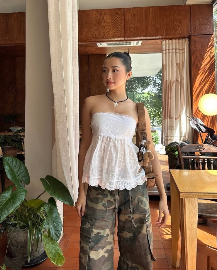 Kiểu mặc thể hiện sự tương phản giữa áo nữ tính và quần cargo rằn ri nam tính. Ảnh: Instagram Duyen Su
