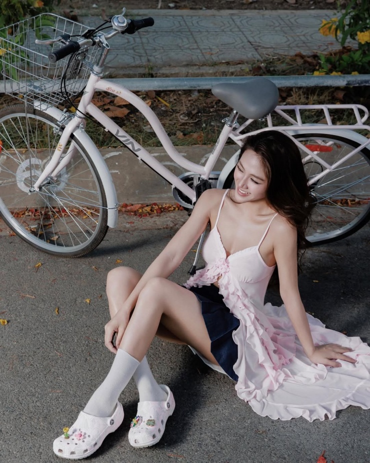 Một bạn trẻ ở TP HCM phối áo búp bê dáng dài xếp bèo cùng chân váy và dép Crocs. Ảnh: Instagram Tuc Anh Hoa