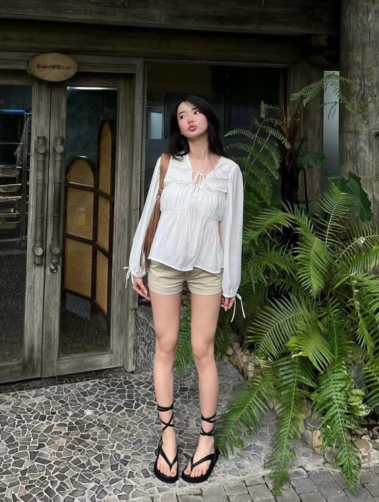 Áo babydoll dài tay hoặc cộc tay có tính ứng dụng cao hơn so với loại quây ngực vì mặc được trong nhiều dịp như đi học, đi làm. Ảnh: Instagram Alma