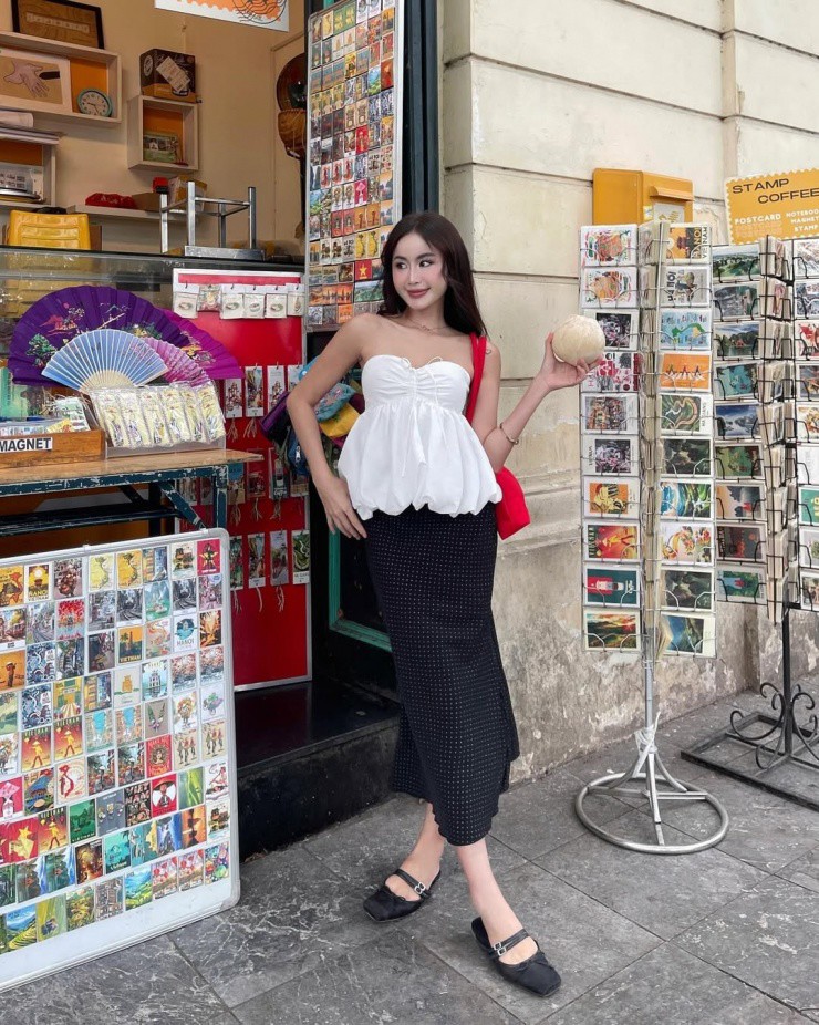 Ngoài quần shorts, bạn còn thể phối áo búp bê cùng chân váy midi. Ảnh: Instagram Hong Ngoc